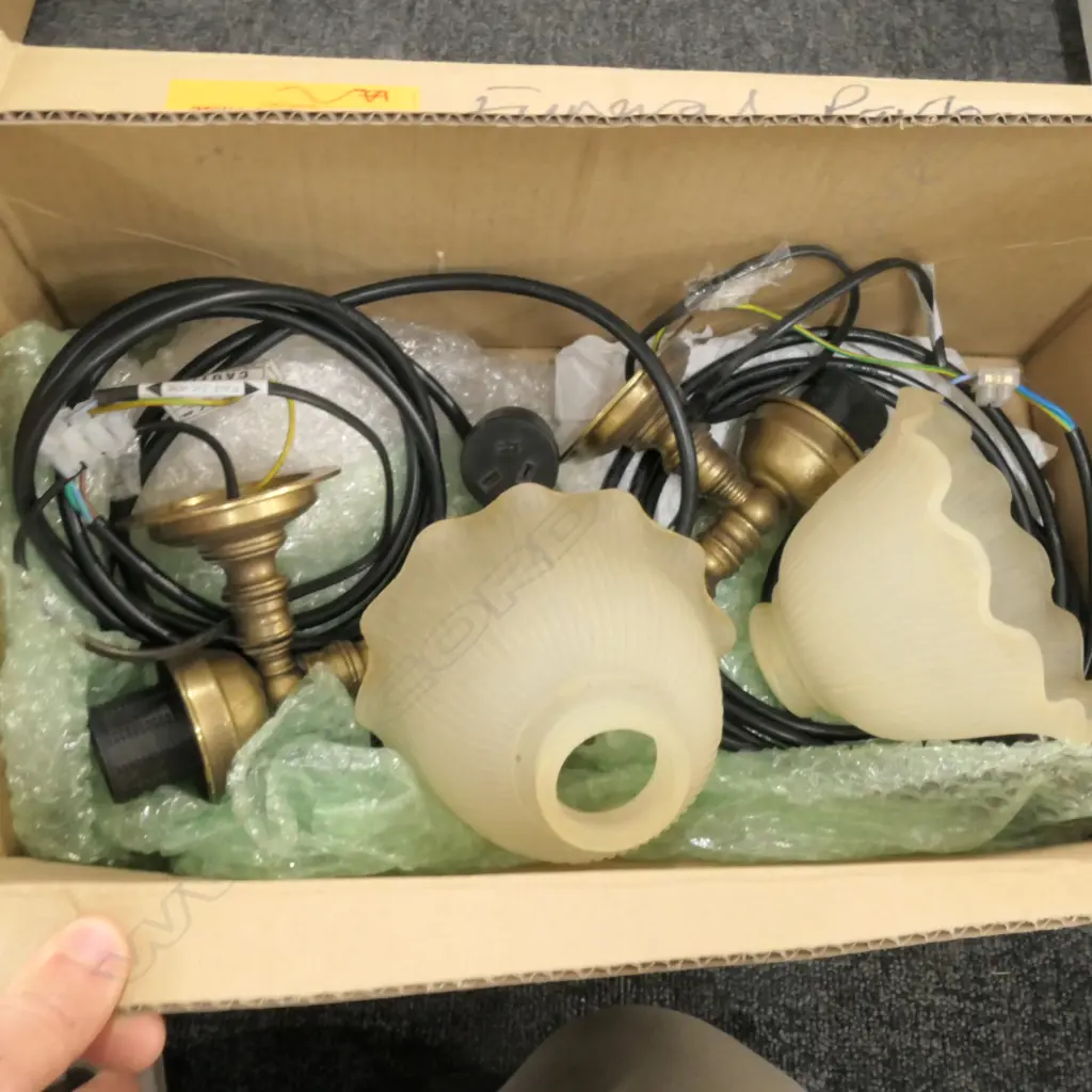 2 ANTIQUE STYLE LIGHT FITTINGS Image 1++