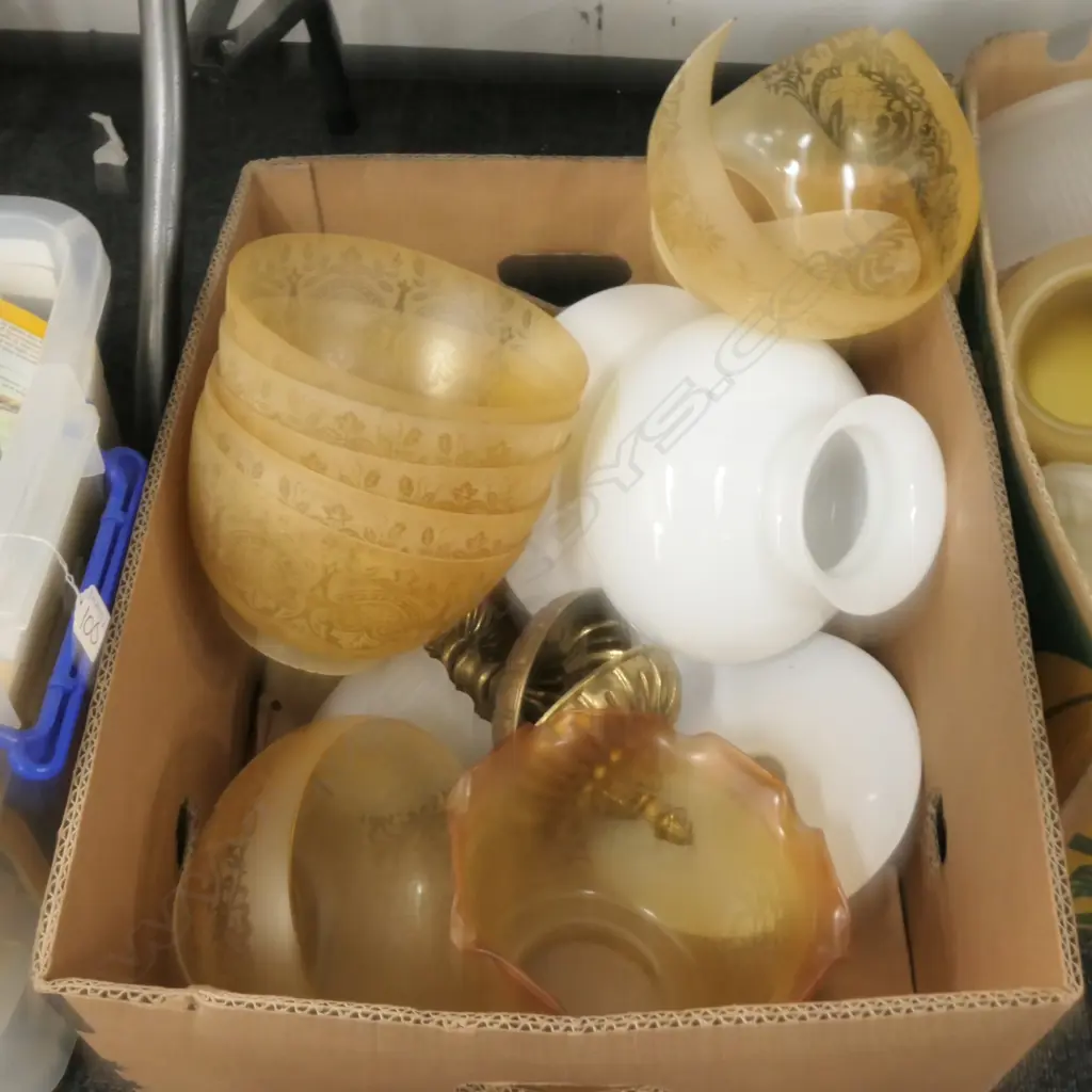 LOT ASST LIGHT FITTINGS Image 1++