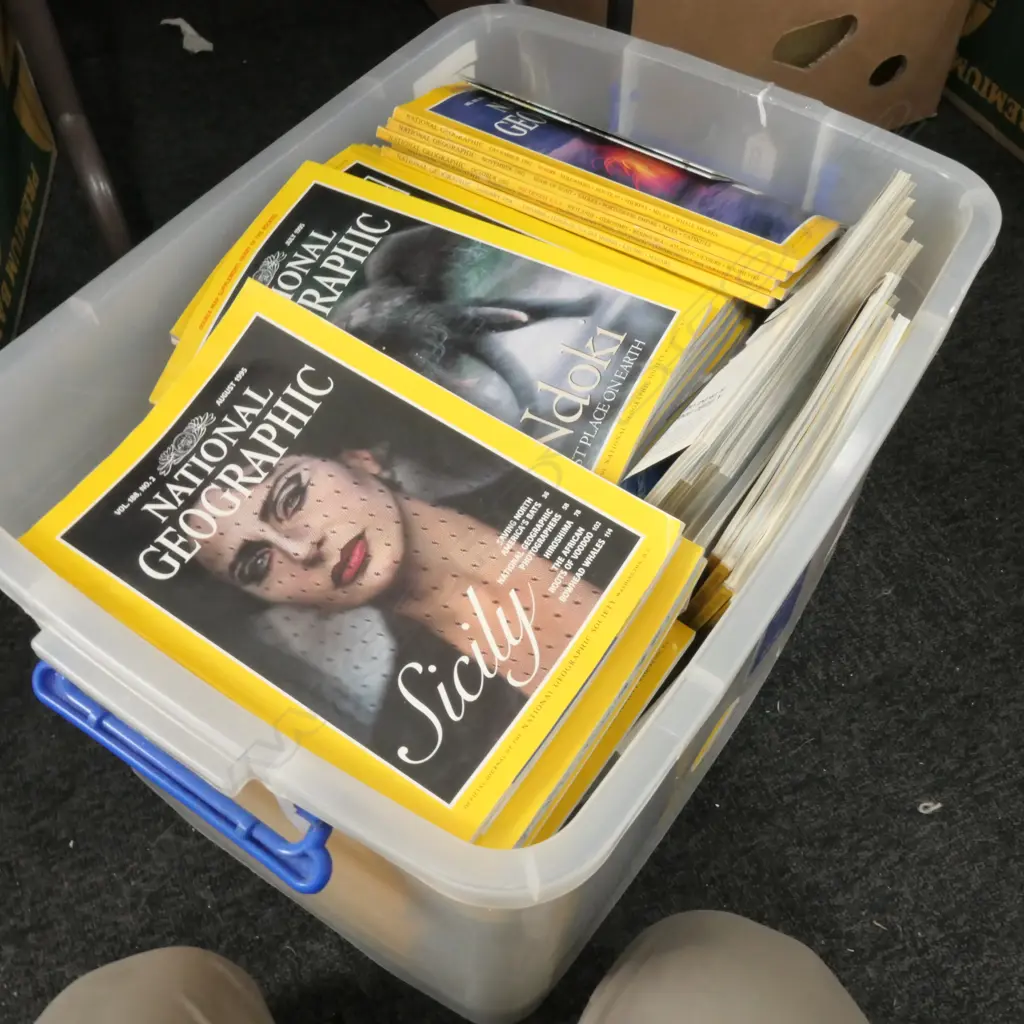LOT OF NATIONAL GEOGRAPHIC MAGAZINES  Image 1++
