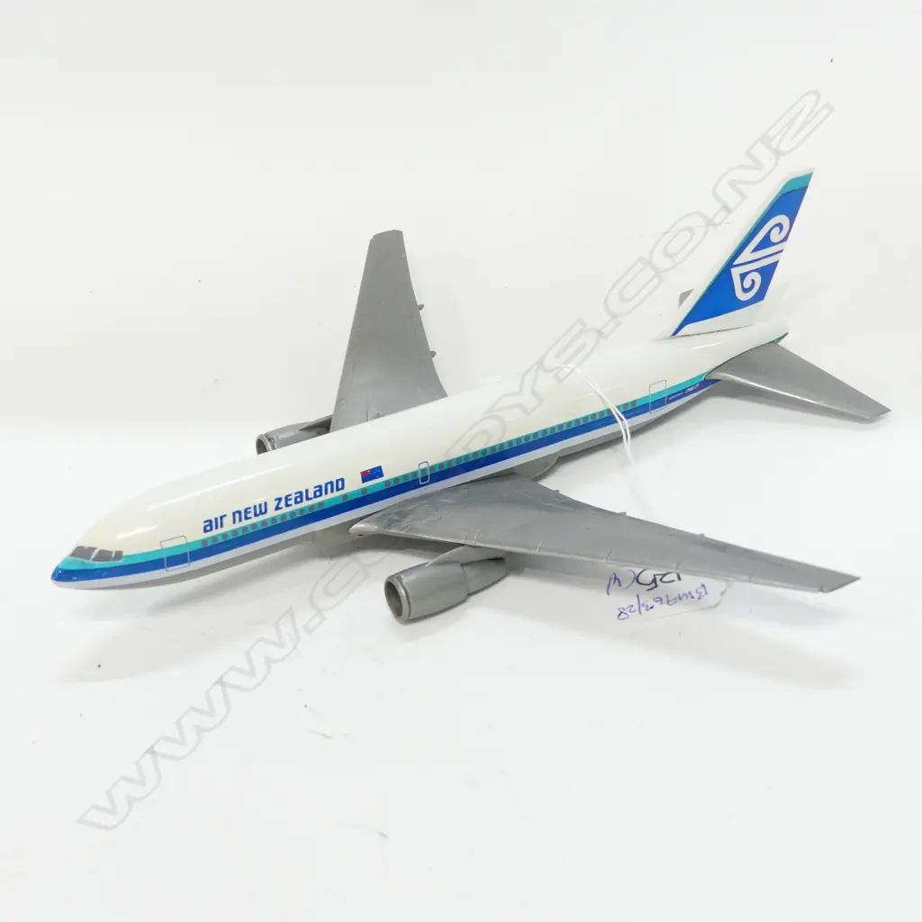 AIR NZ MODEL PLANE WITH TEAL AND AIR NZ AIR LUGGAGE LABELS Image 1++