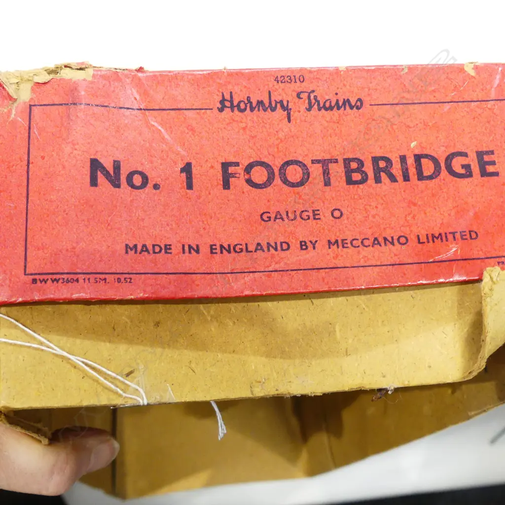 (18329) HORNBY 'No1 FOOTBRIDGE BOXED + 3 ROLLING STOCK, BOXED Image 1++