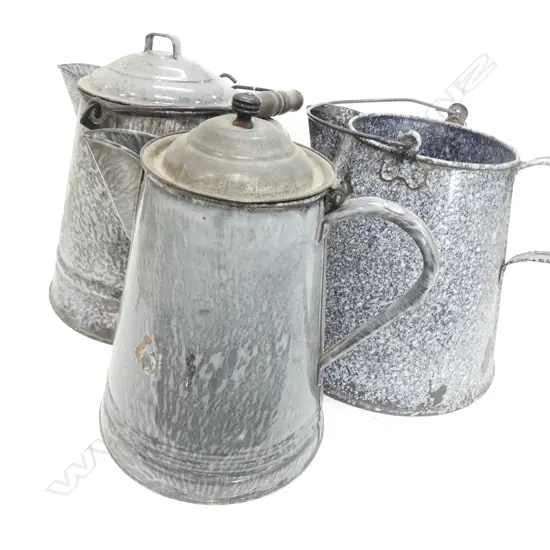 3 LIDDED ENAMEL GRANITE WARE JUGS H 240 MM 