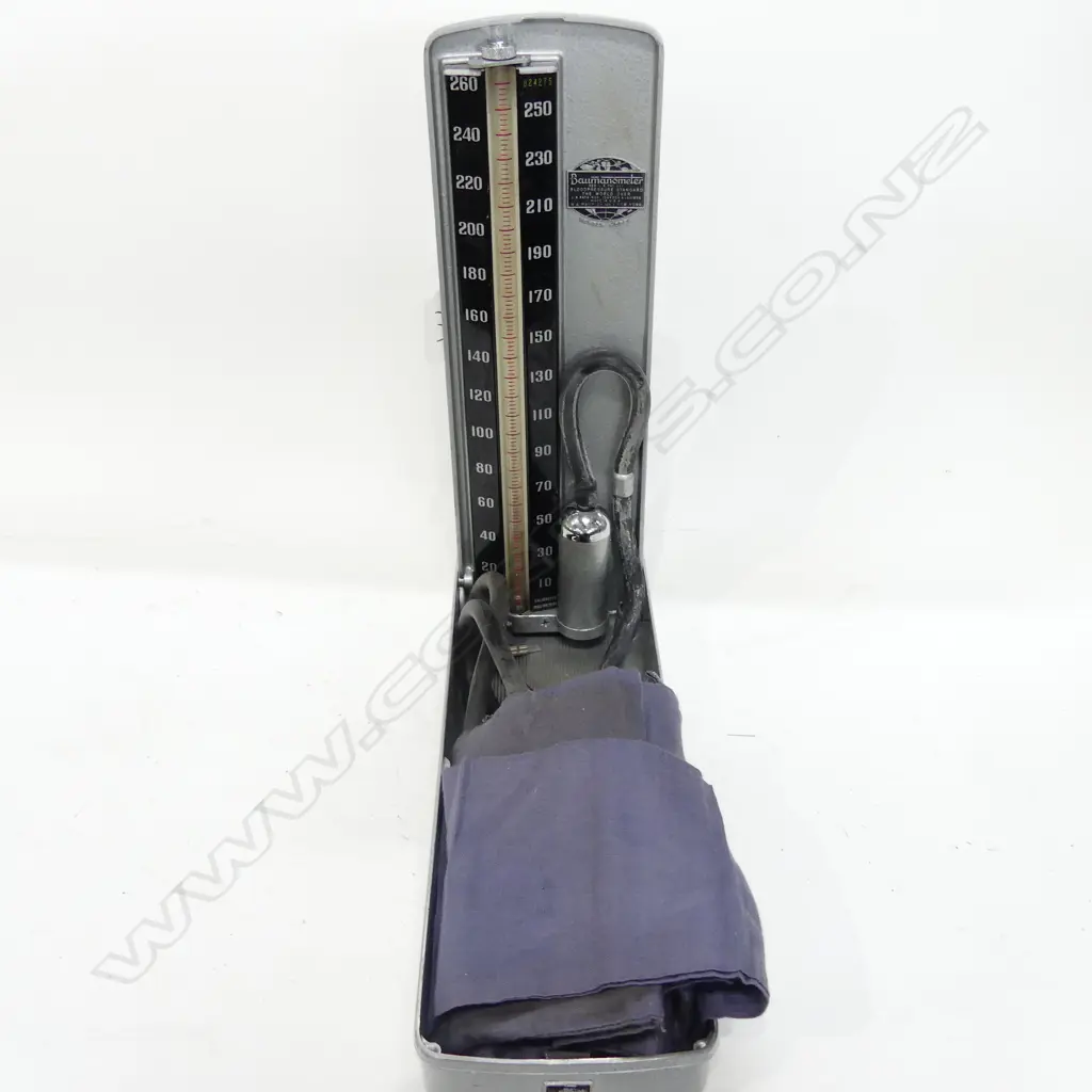 VINTAGE BLOOD PRESSURE KIT Image 1++