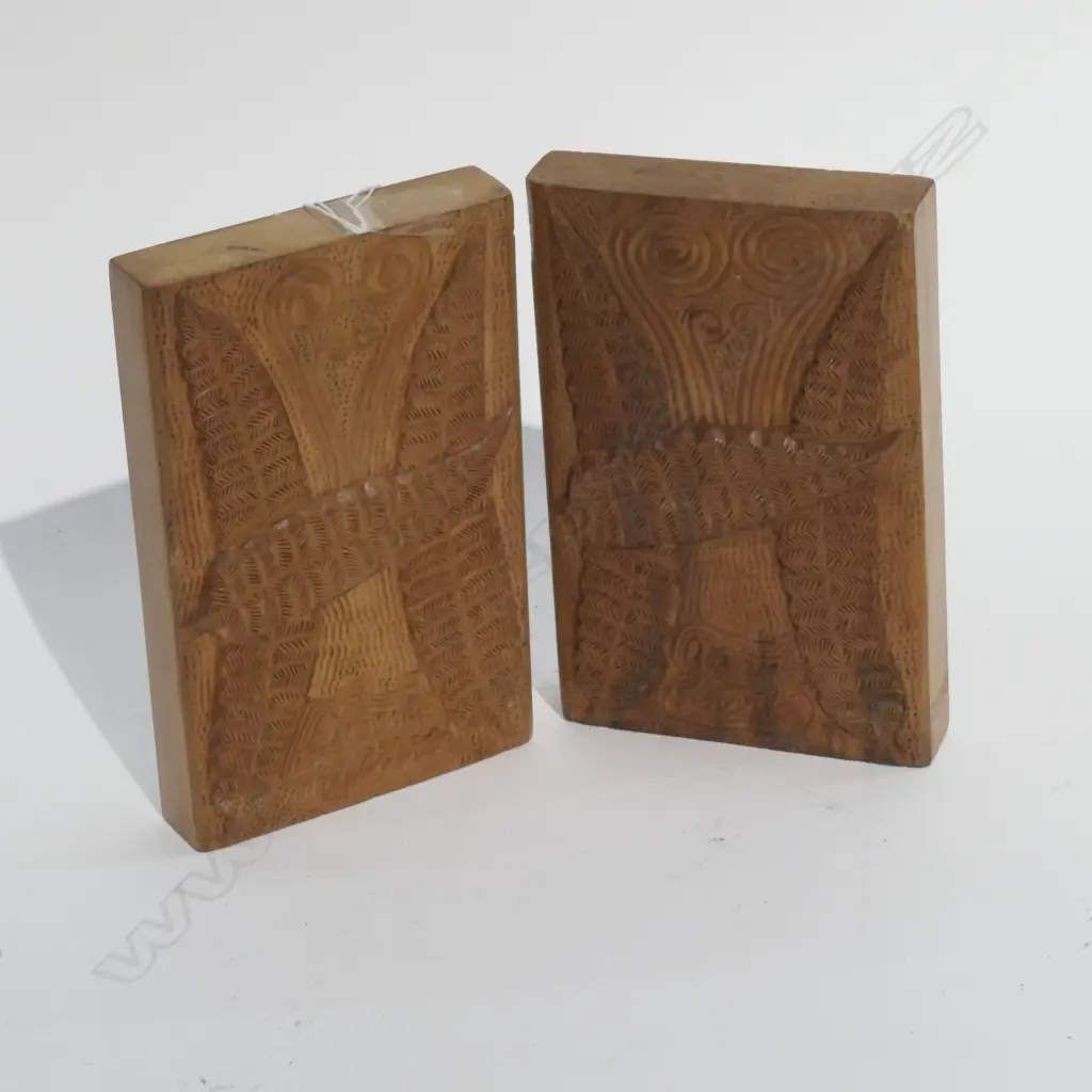 PAIR OF VINTAGE MAORI CARVED WOODEN BOOK ENDS 'GOOD LUCK' AND 'NORRIE DID IT' H. 150MM Image 1++