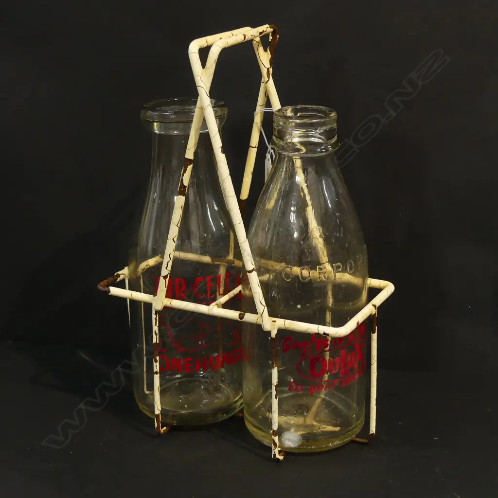 MILK BTL HOLDER WITH ONEHUNGA AIRCELL MILK BOTTLE+ DULUX PINT MILK BTL H 260 MM Image 1++