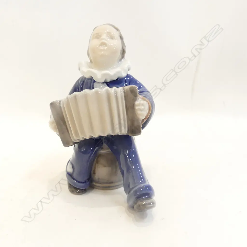 ROYAL COPENHAGEN 3667 YOUNG CLOWN ACCORDION PLAYER Image 1++