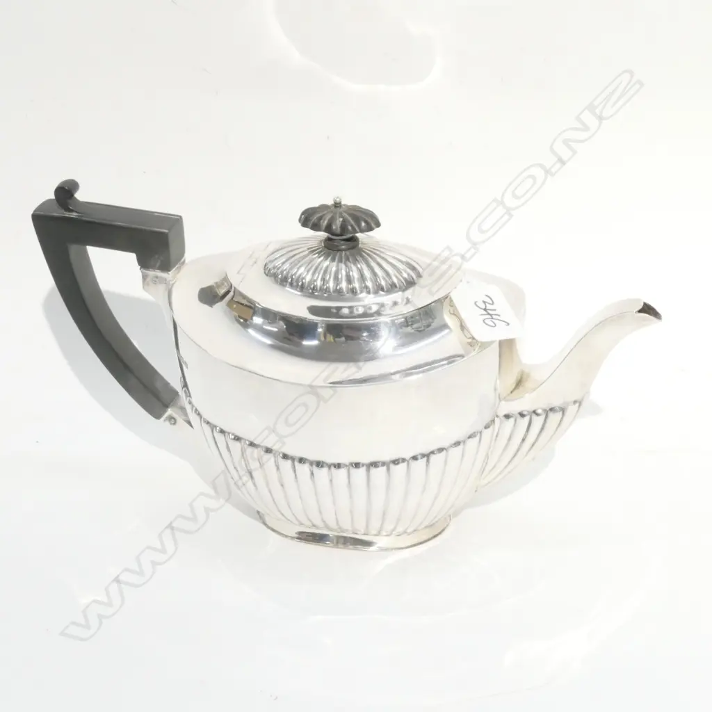 SILVER TEAPOT, SHEFFIELD 1908  by Daniel George Collins. 510gm. (Slight dent to foot) Image 1++