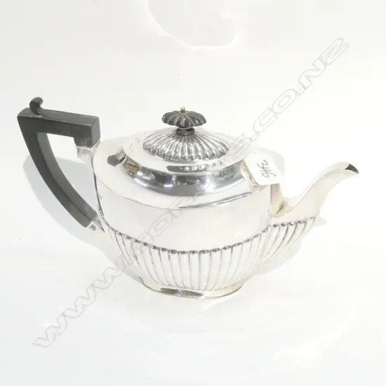 SILVER TEAPOT, SHEFFIELD 1908  by Daniel George Collins. 510gm. (Slight dent to foot)