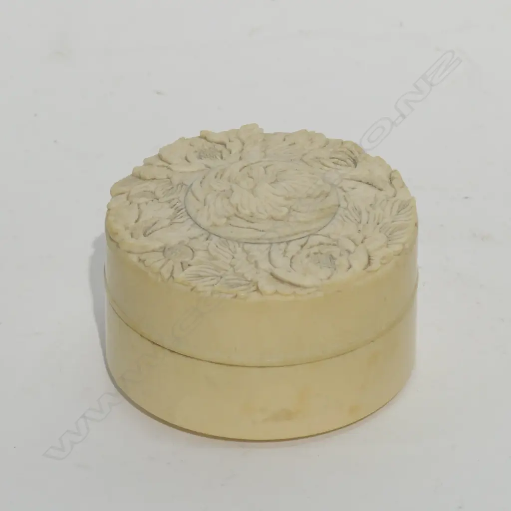 JAPANESE MEIJI CARVED IVORY BOX IRIS D.67MM Image 1++