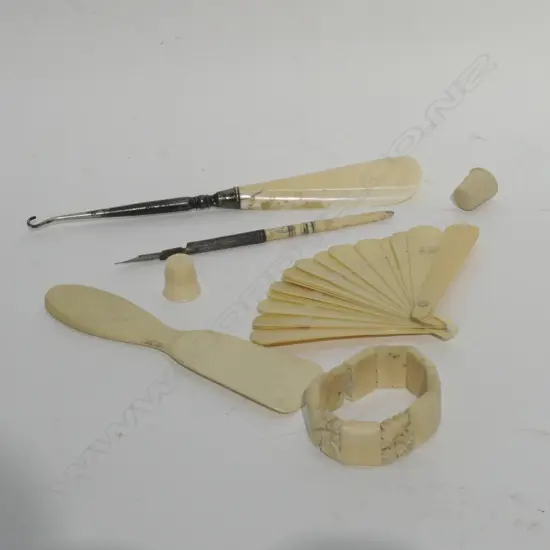 7 ANTIQUE BONE / IVORY / PLASTIC SMALL PCES