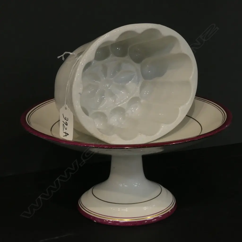 WEDGWOOD CAKE STAND AND VICTORIAN JELLY MOULD Image 1++