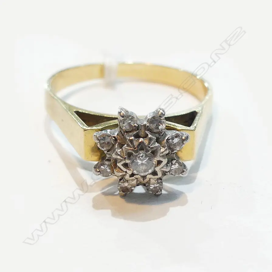18CT 9 DIAMOND CLUSTER RING 4.77GMS Image 1++