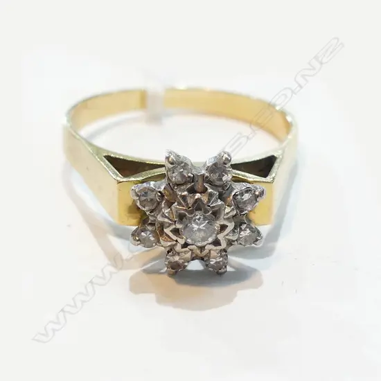 18CT 9 DIAMOND CLUSTER RING 4.77GMS