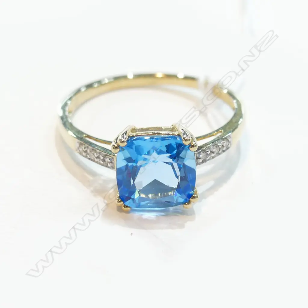 10CT YELLOW GOLD & BLUE TOPAZ & DIAMOND RING Image 1++