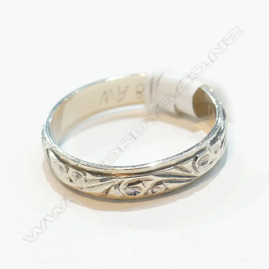 9CT WHITE GOLD PATTERNED RING 2.55gm Image 1++