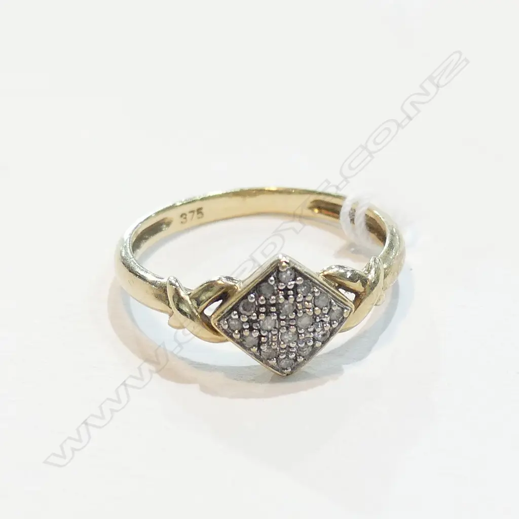9ct MULTI DIAMOND RING DIAMOND FORM SETTING 2.15GMS Image 1++
