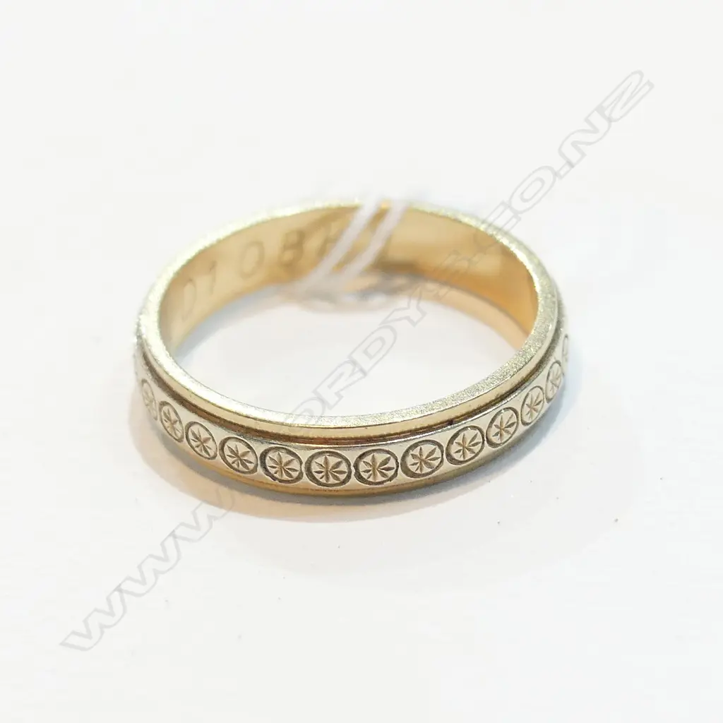 9CT ENGRAVED ETERNITY BAND RING 3.18GMS Image 1++