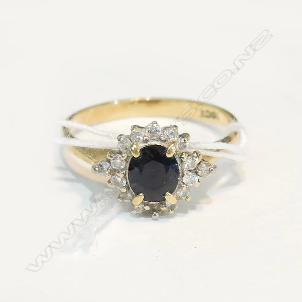 18ct GOLD & SAPPHIRE DIAMOND  CLUSTER RING (TOTAL 2.8ct) Image 1++