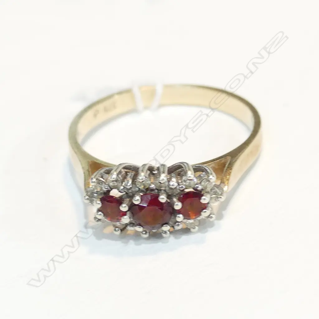 9CT TRIPLE GARNET RING 2.96GMS Image 1++