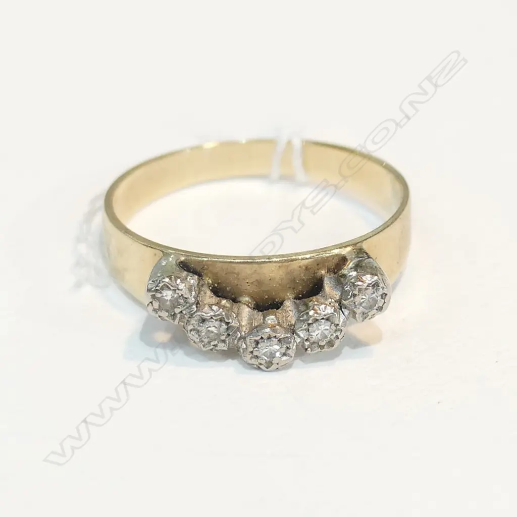 9CT GOLD 5 DIAMOND RING 2.84GMS Image 1++
