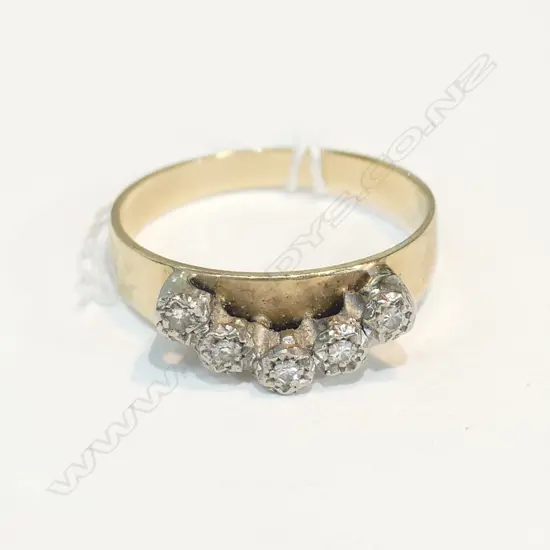 9CT GOLD 5 DIAMOND RING 2.84GMS