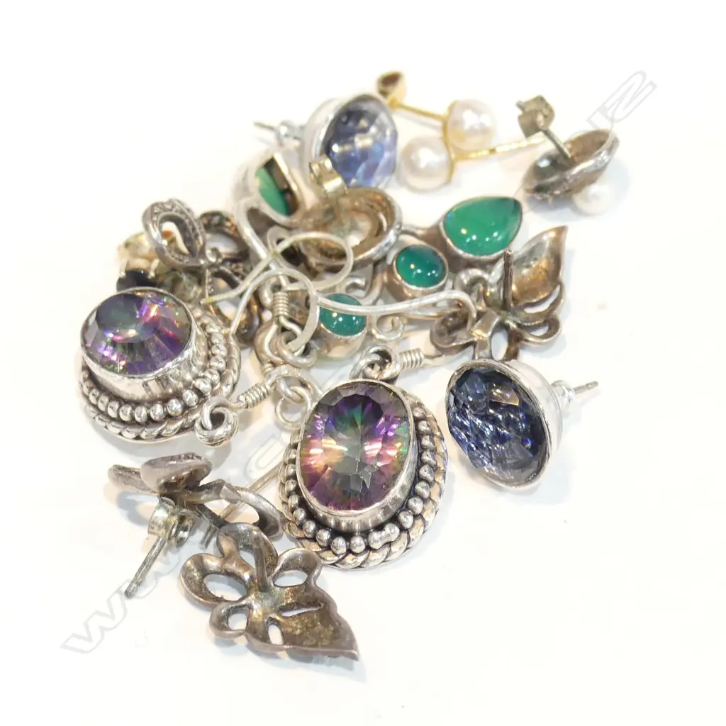 SELECTION OF EARRINGS Image 1++