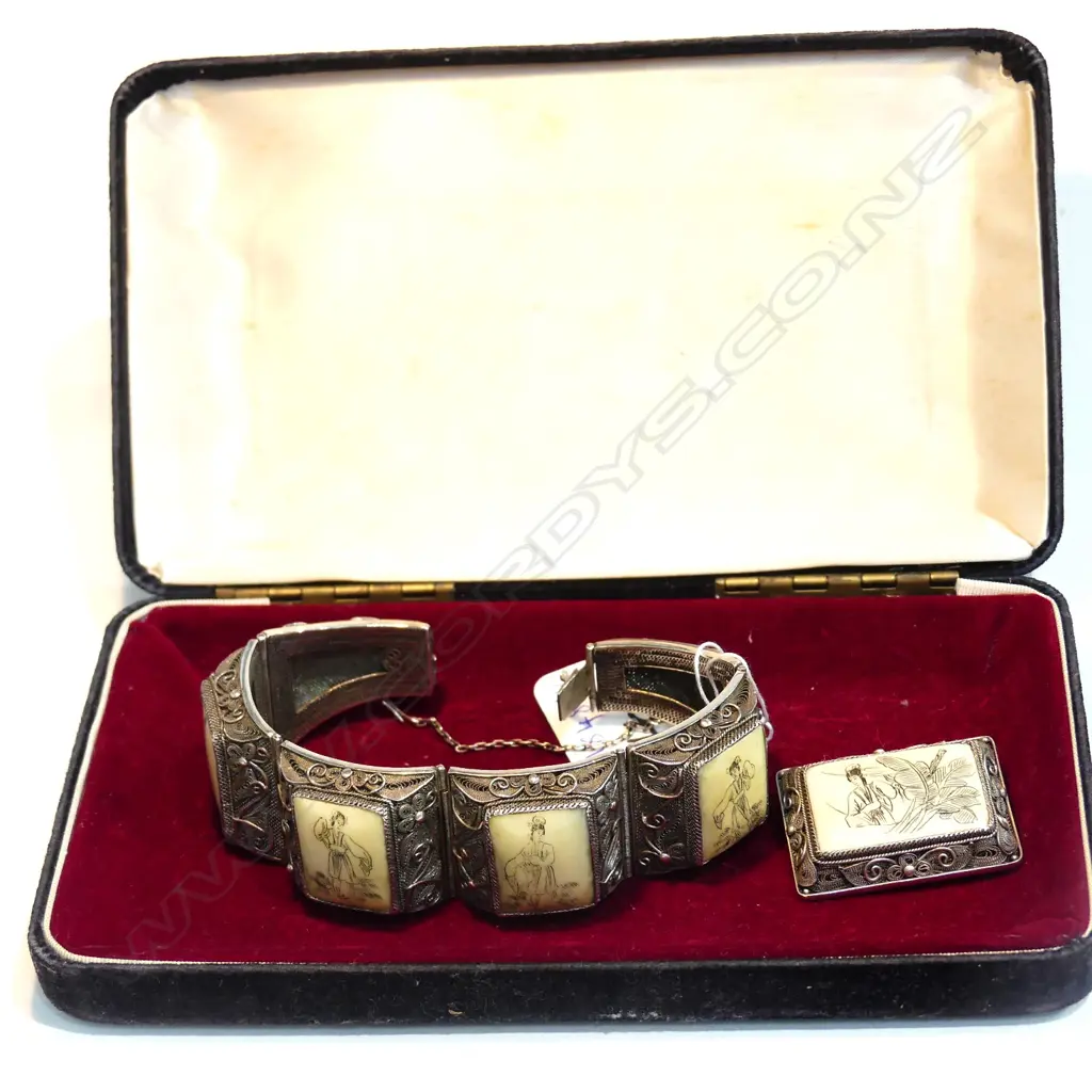 CHINESE FILIGREE SILVER AND ENGRAVED BONE BRACELET AND BROOCH Image 1++