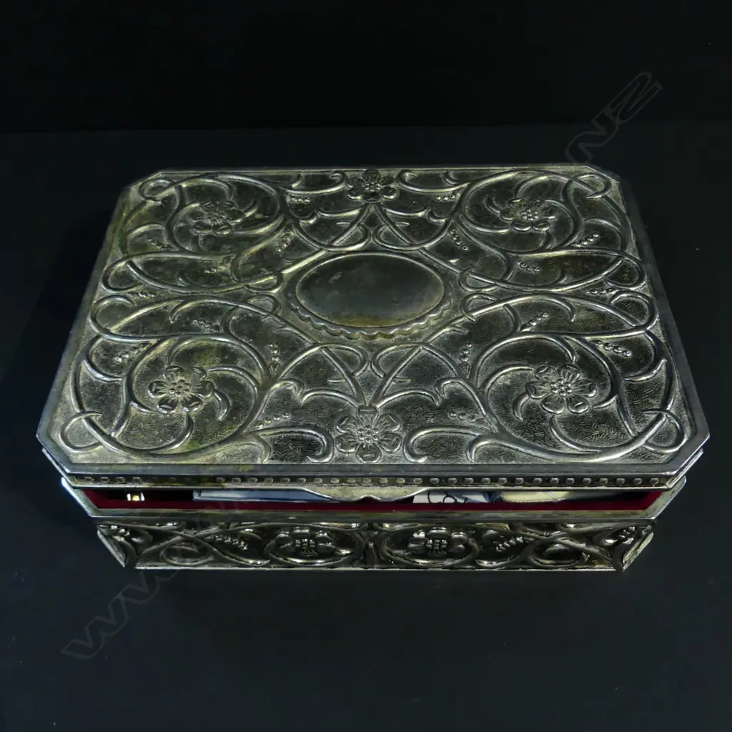 JEWELLERY BOX AND CONTENTS Image 1++