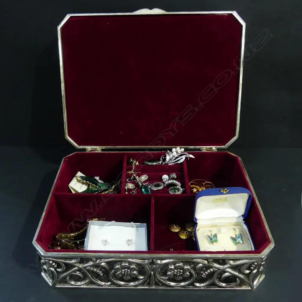 JEWELLERY BOX AND CONTENTS Image 1++