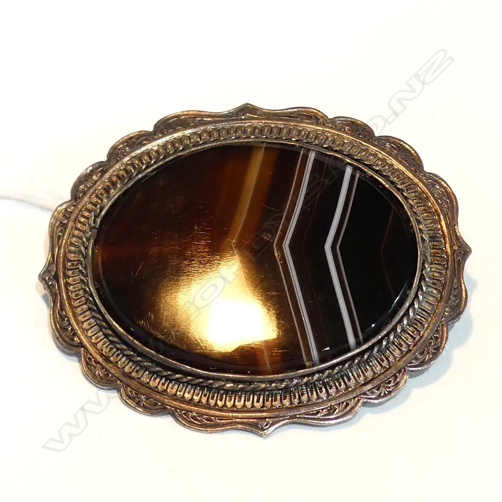 SILVER AND BANDED AGATE BROOCH Image 1++