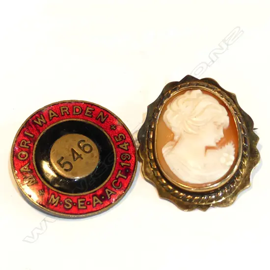 9CT FNS G/PLATED CAMEO + 'MAORI WARDEN' ENAMEL BADGE