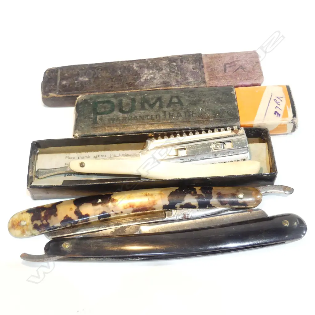 3 BOXED RAZORS Image 1++