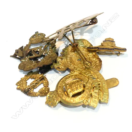 BAG 7 MILITARY BADGES INCLUDES...