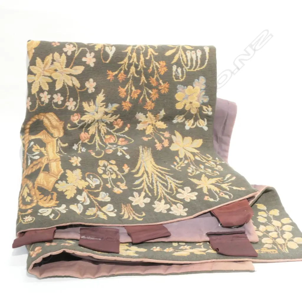 HANGING HERALDIC TAPESTRY 1300 X 950 Image 1++