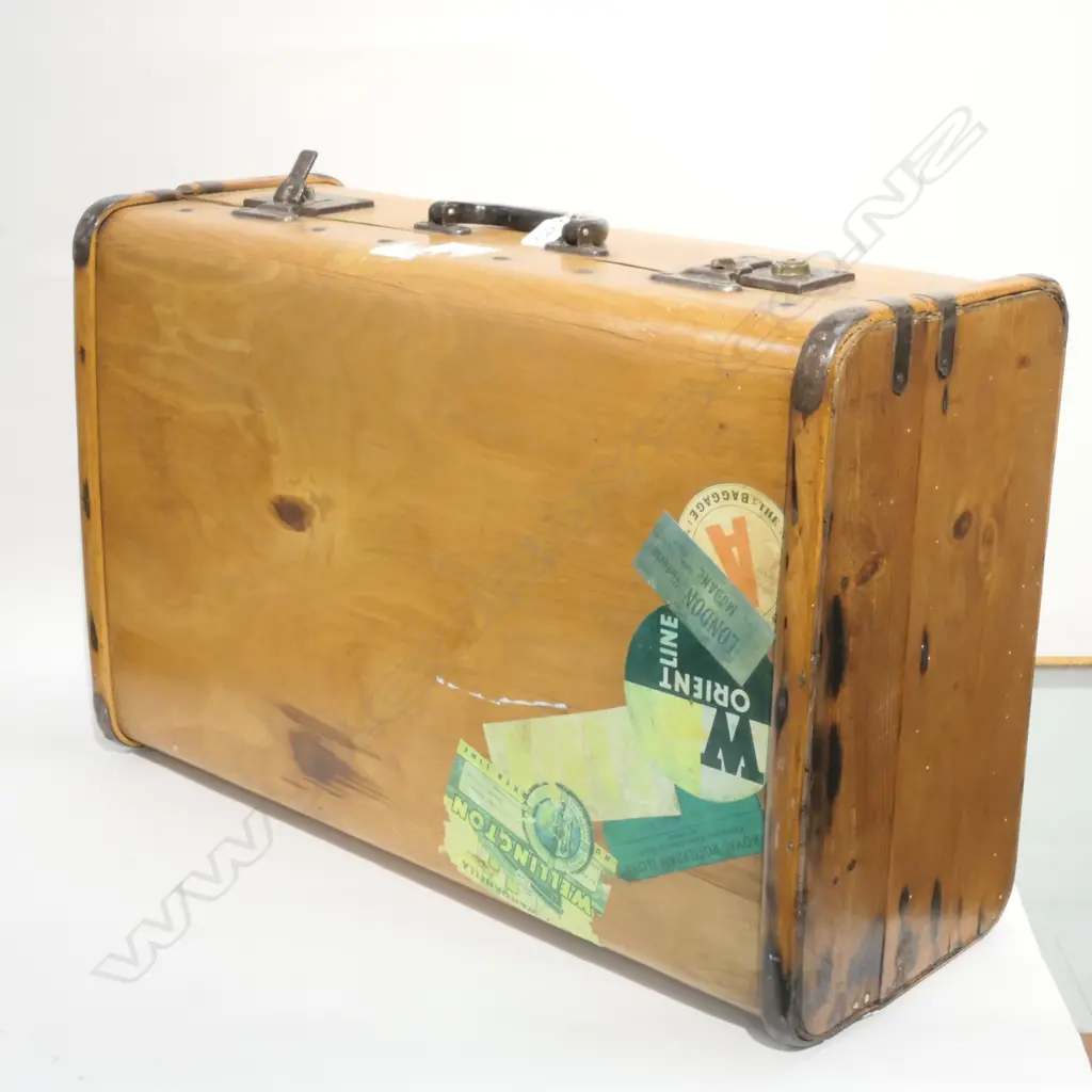 VINTAGE WOODEN TRUNK Image 1++