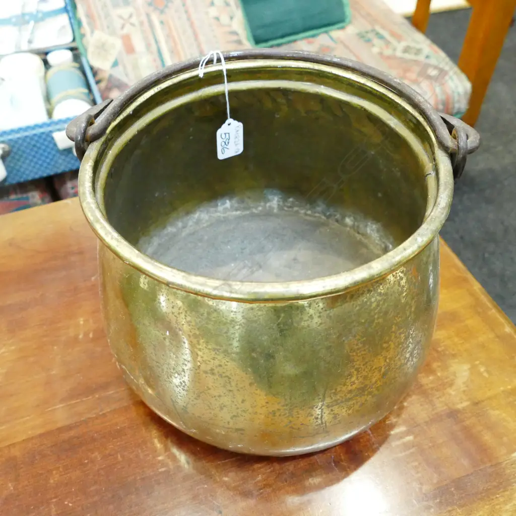BRASS POT WITH IRON HANDLE Image 1++