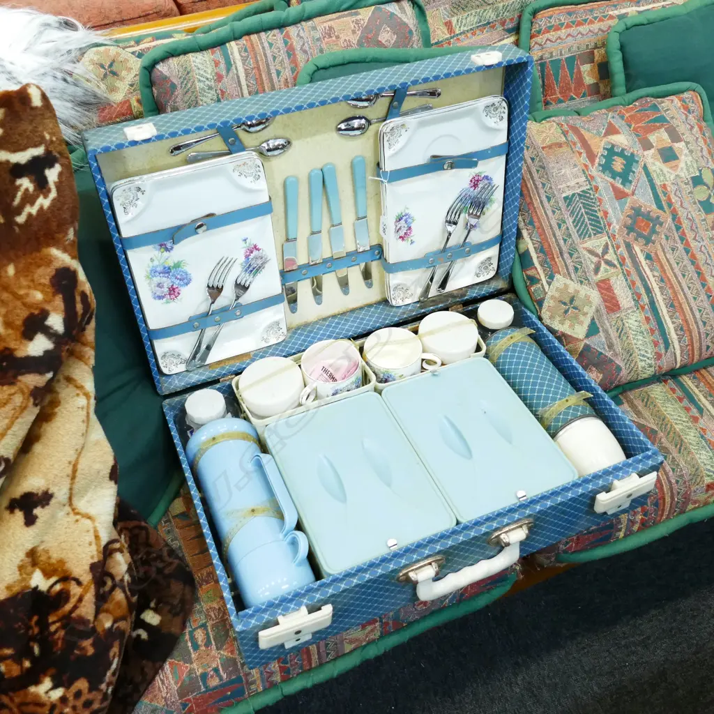 HARRODS PICNIC BASKET AND CONTENTS Image 1++