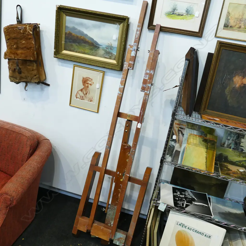 ARTIST'S EASEL  Image 1++