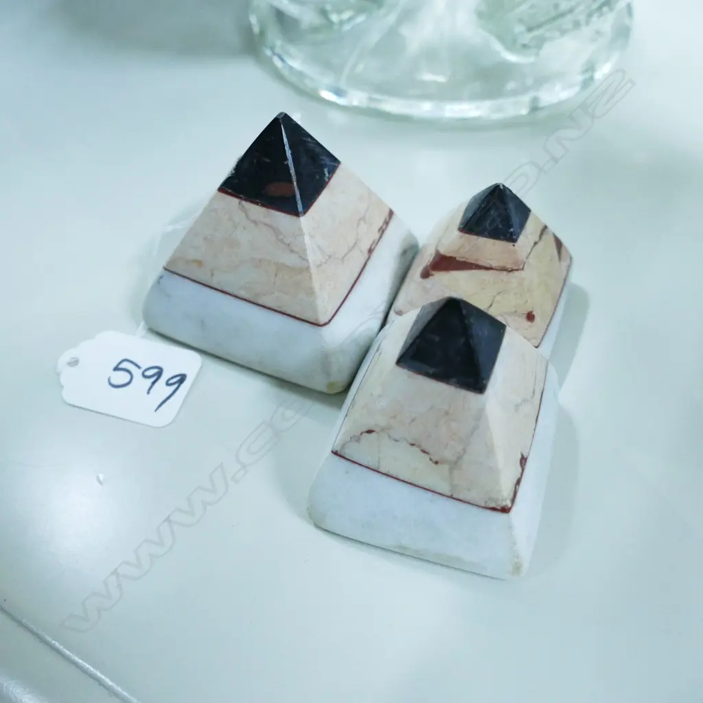 3 STONE PYRAMIDS H60 MM Image 1++