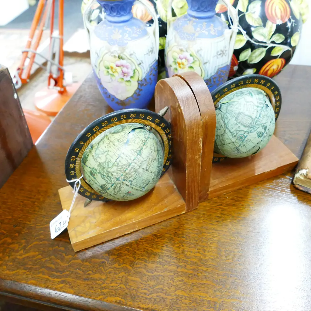 PR OF RETRO GLOBE BOOKENDS H 150 MM Image 1++