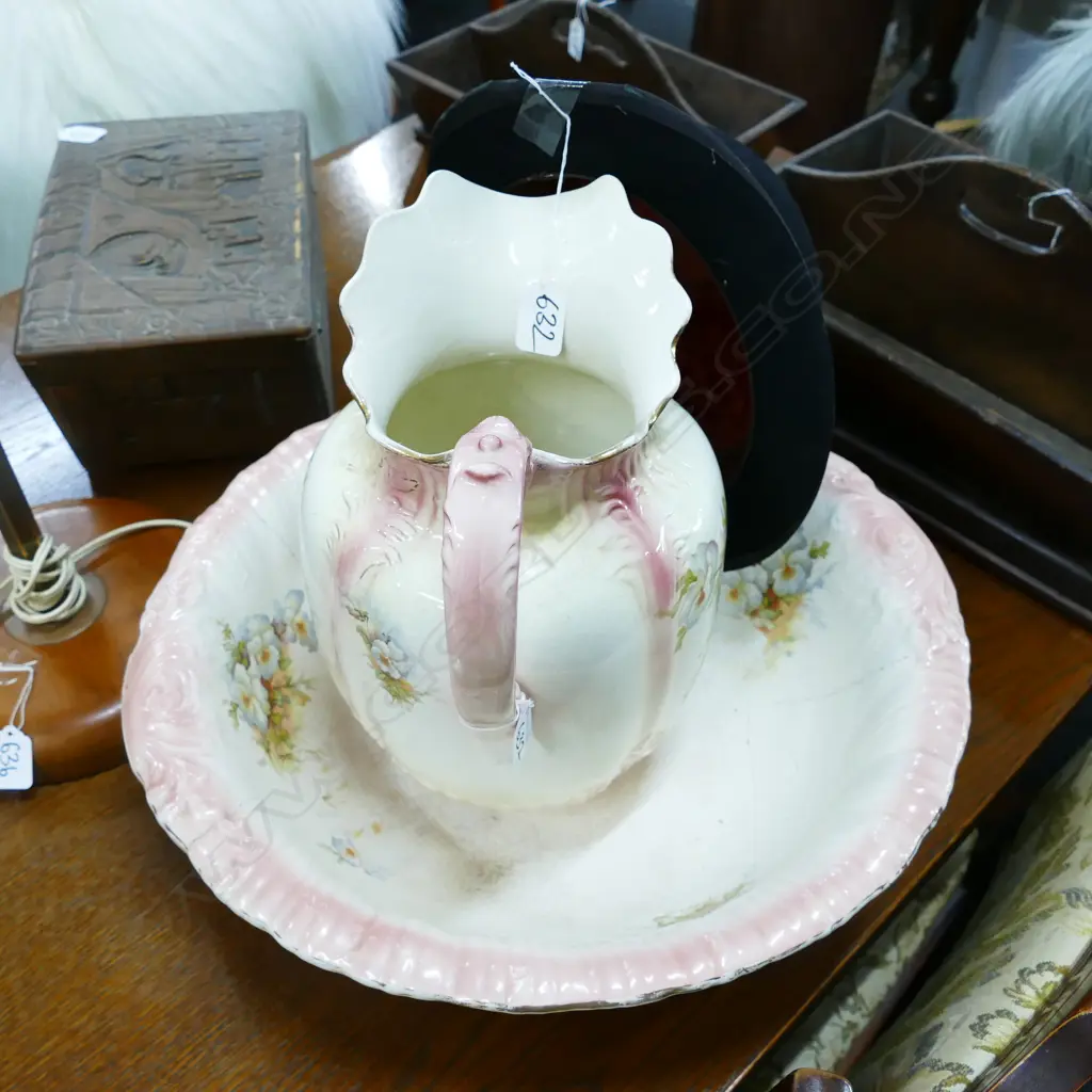 VICT BASIN AND JUG AND BOWLER HAT Image 1++