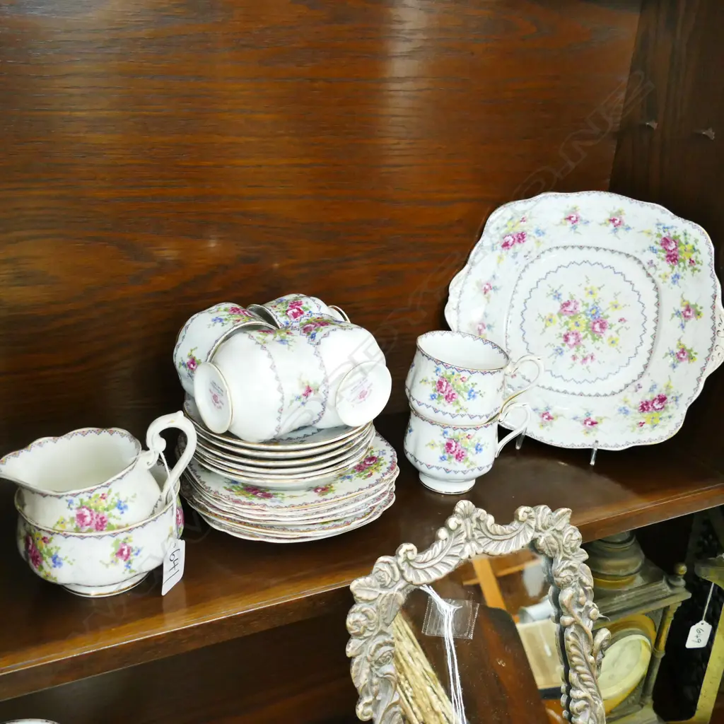 ROYAL ALBERT 'PETIT POINT CHINA ' 22 PCE TEASET Image 1++