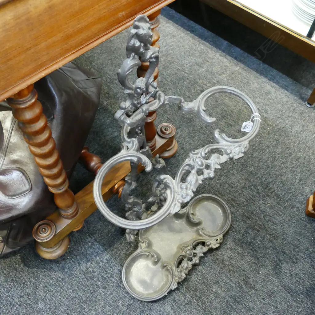 ANTIQUE STYLE PAINTED METAL UMBRELLA STAND Image 1++