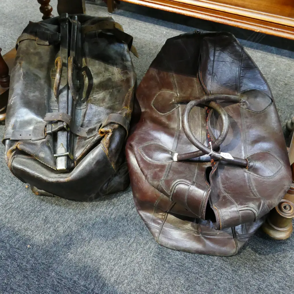 2 VINTAGE OVERNIGHT BAGS Image 1++