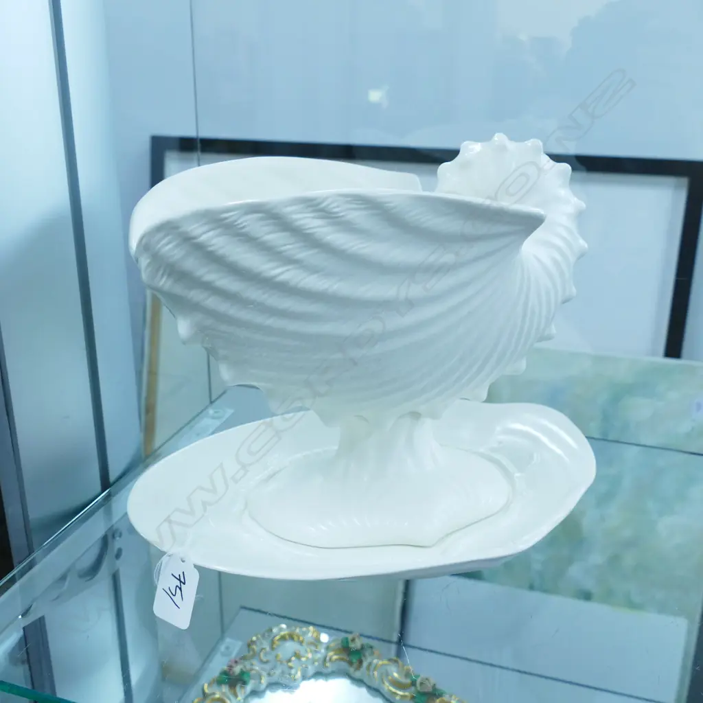 WEDGWOOD NAUTILUS AND PLATE H. 250MM  Image 1++