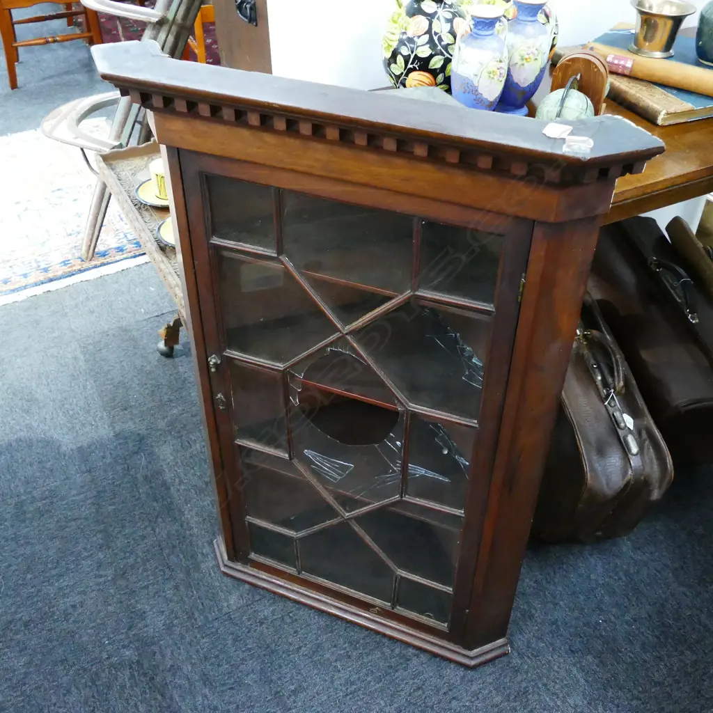 ASTRAGAL GLAZE MAHOGANY CORNER CABINET AF Image 1++