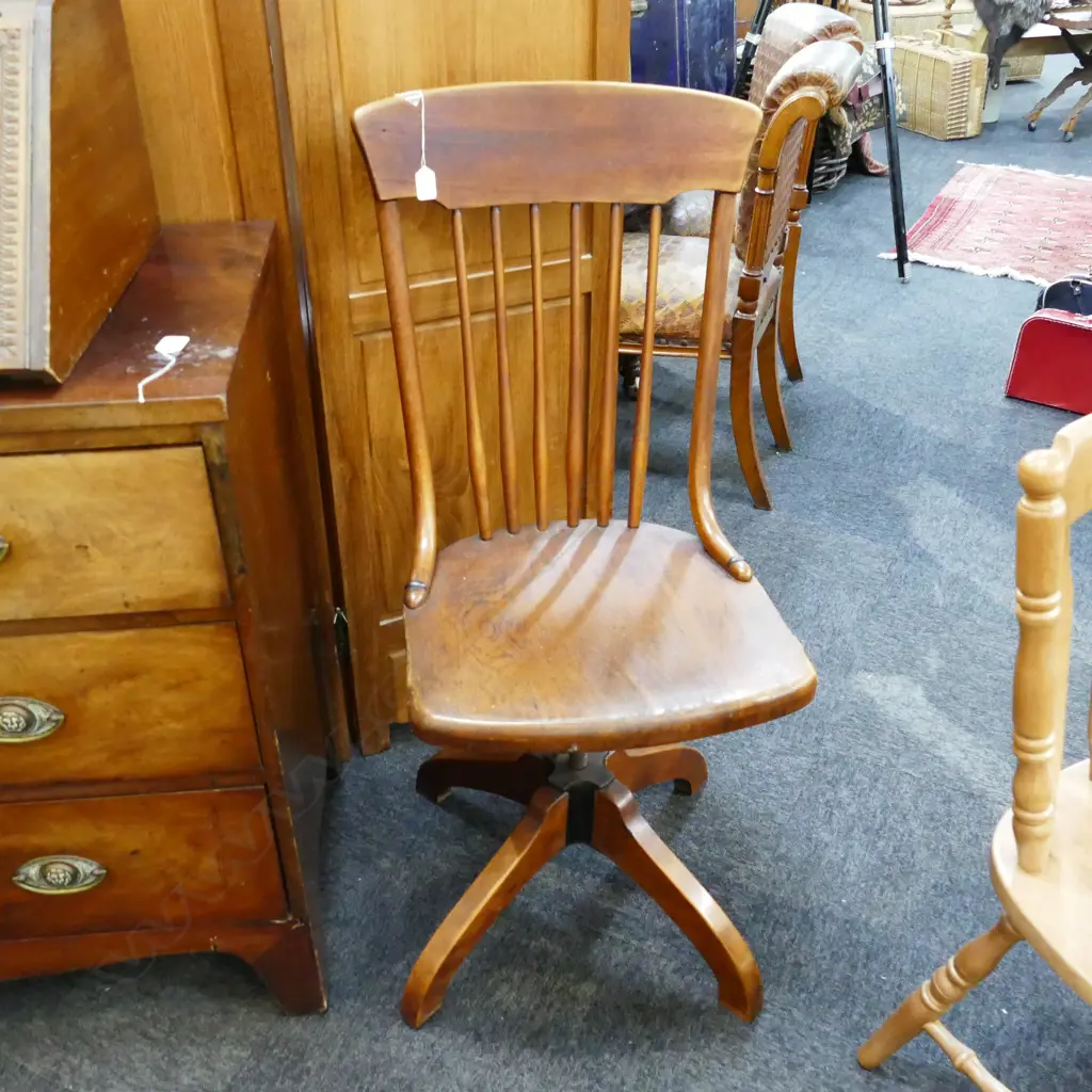 SPINDLE BACK SWIVEL CHAIR Image 1++