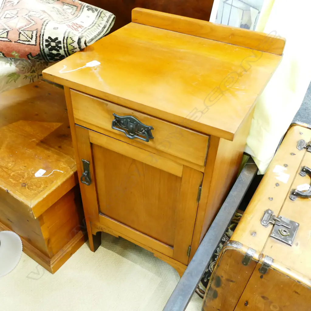 RIMU BEDSIDE CABINET Image 1++