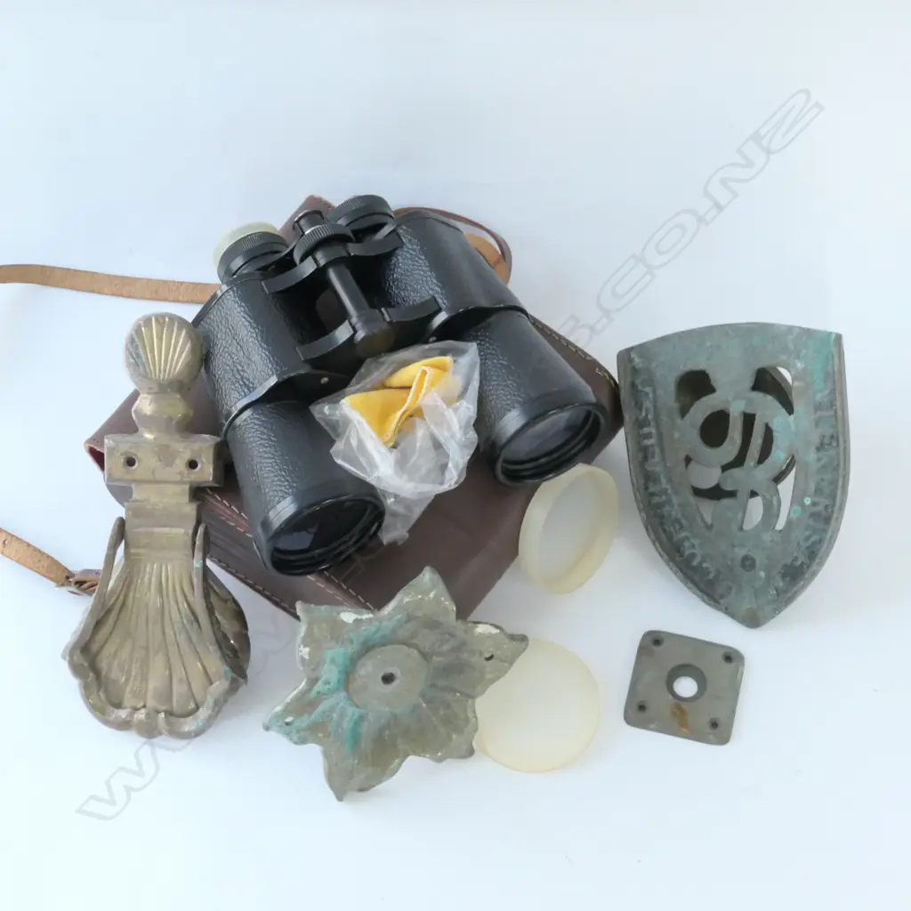 LOT ASST INCL. BRASS CLAMSHELL DOOR KNOCKER / BINOCULARS ETC Image 1++