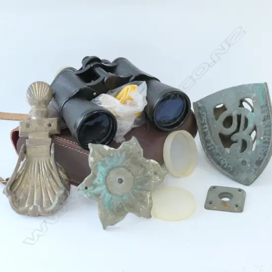 LOT ASST INCL. BRASS CLAMSHELL DOOR KNOCKER / BINOCULARS ETC